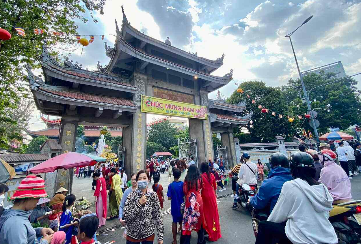Đi đền chùa cầu may